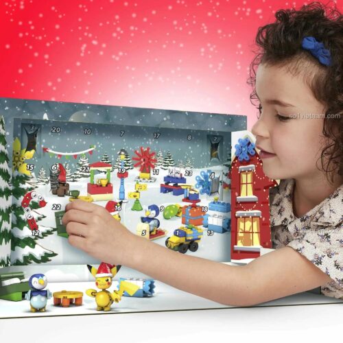 Bé gái đang mở Lịch Giáng Sinh Pokémon Mega Construx GYG99, hé lộ các ô cửa sổ đếm ngược