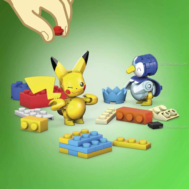 Pikachu và Piplup minifigures của Mega Construx GYG99 Pokémon Holiday Calendar bên cạnh các mảnh ghép