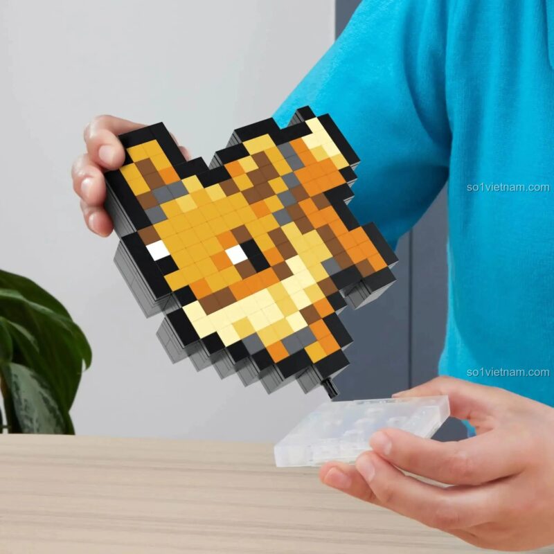 Người chơi cầm mô hình Eevee pixel art Mega Bloks HTH78, đồ chơi lắp ráp Pokémon Eevee, bộ đồ chơi sáng tạo