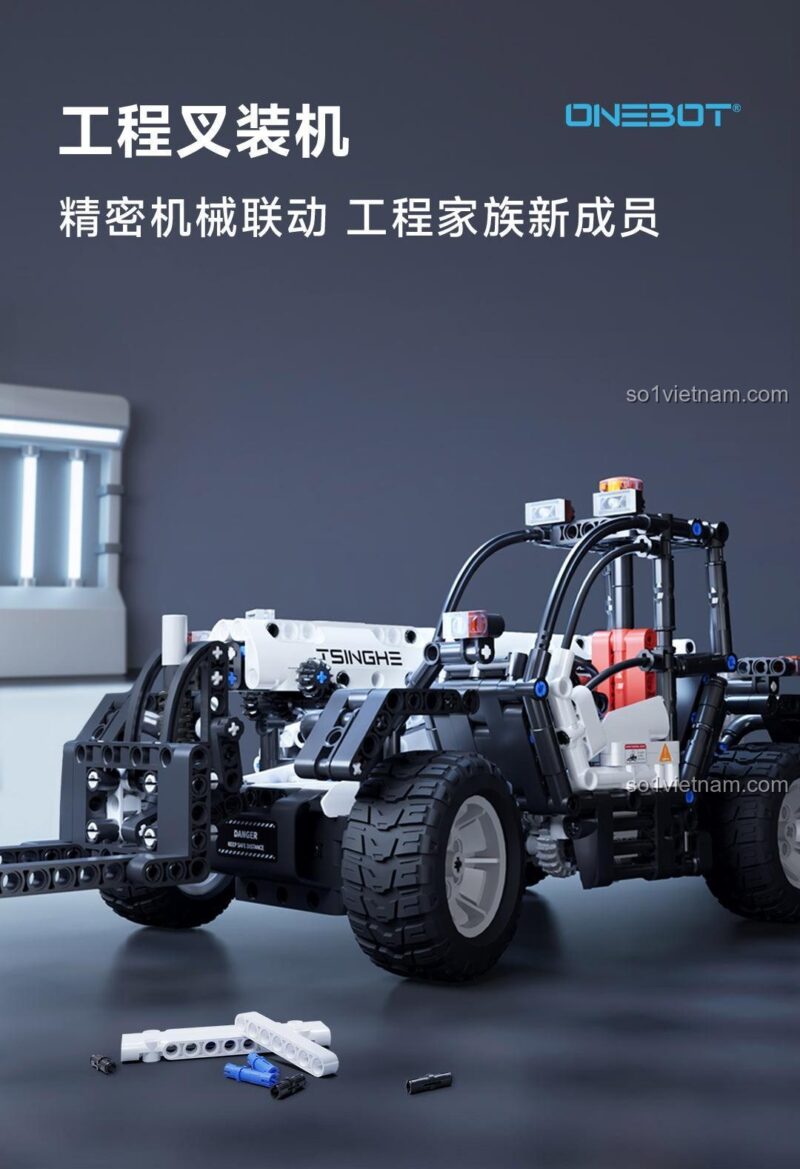 Poster giới thiệu đồ chơi mô hình Xe Nâng Telehandler ONEBOT OBEFT04AIQI với các tính năng cơ khí chính xác, là thành viên mới trong gia đình xe công trình.