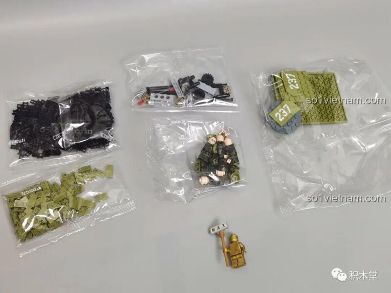 Bên trong hộp đồ chơi xây dựng Xe tăng hạng trung T-34 của Liên Xô, các túi chi tiết được sắp xếp gọn gàng.