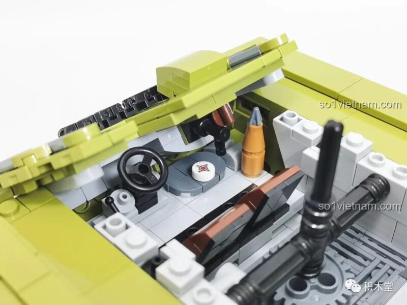 Phần thân xe của bộ lắp ghép Xe tăng T-34 đã hoàn thiện với hệ thống xích.
