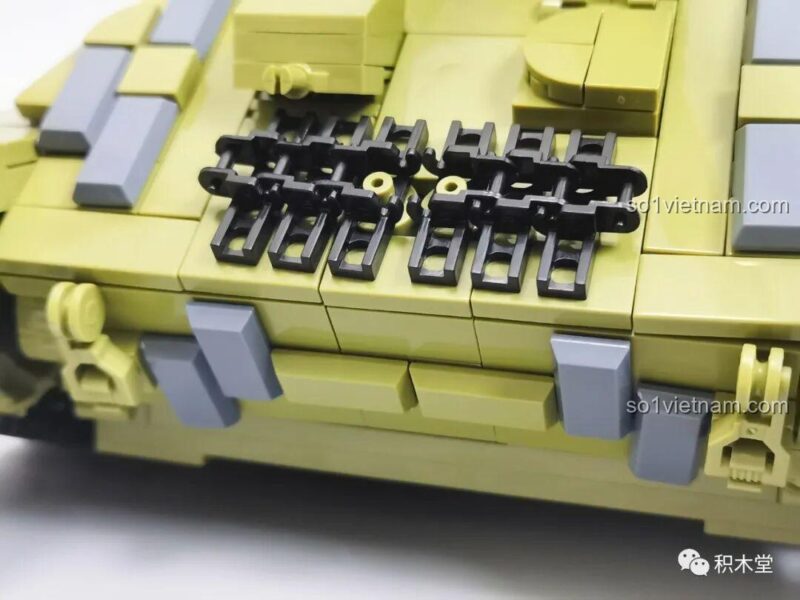 Minifigure có thể được đặt vào bên trong tháp pháo của bộ lắp ghép Xe tăng T-34.