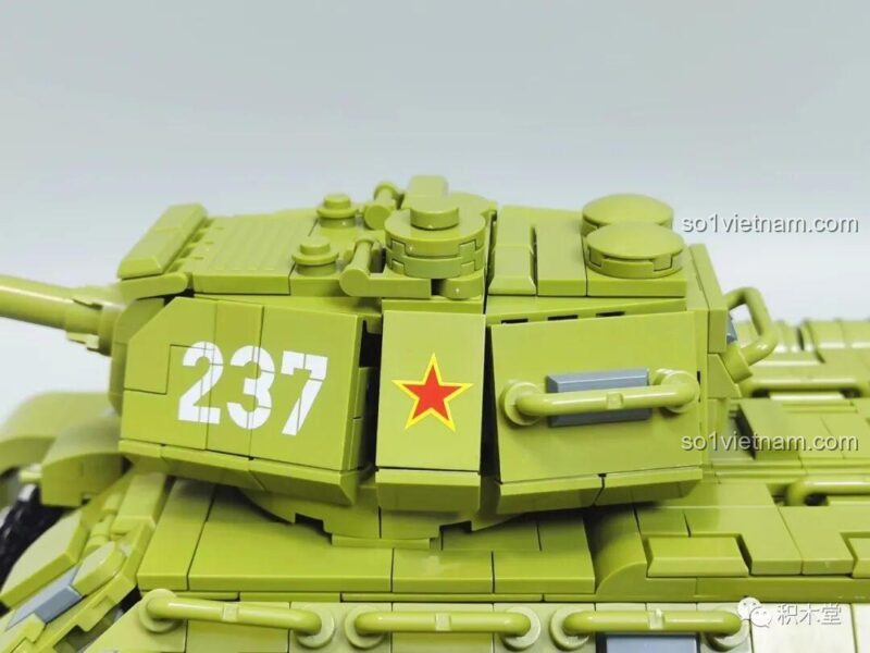 Một góc nhìn khác từ phía sau của đồ chơi mô hình Xe tăng T-34 632012.