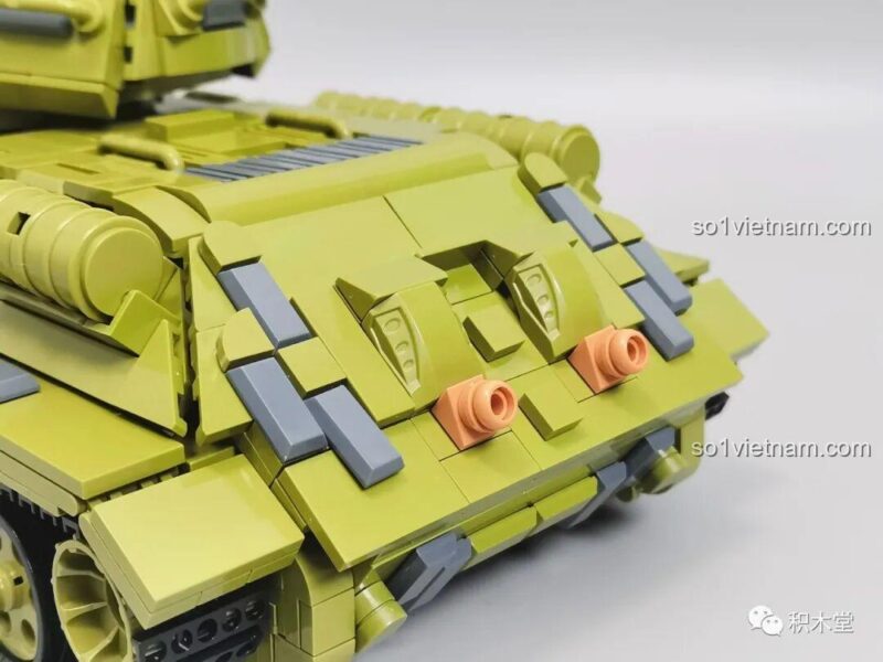Cận cảnh nòng pháo của đồ chơi xây dựng Xe tăng hạng trung T-34 của Liên Xô đang ở góc nâng tối đa.