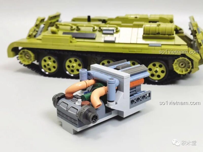 Minifigure ngồi bên trong khoang lái của Mô hình xe tăng T-34 Panlos Brick.