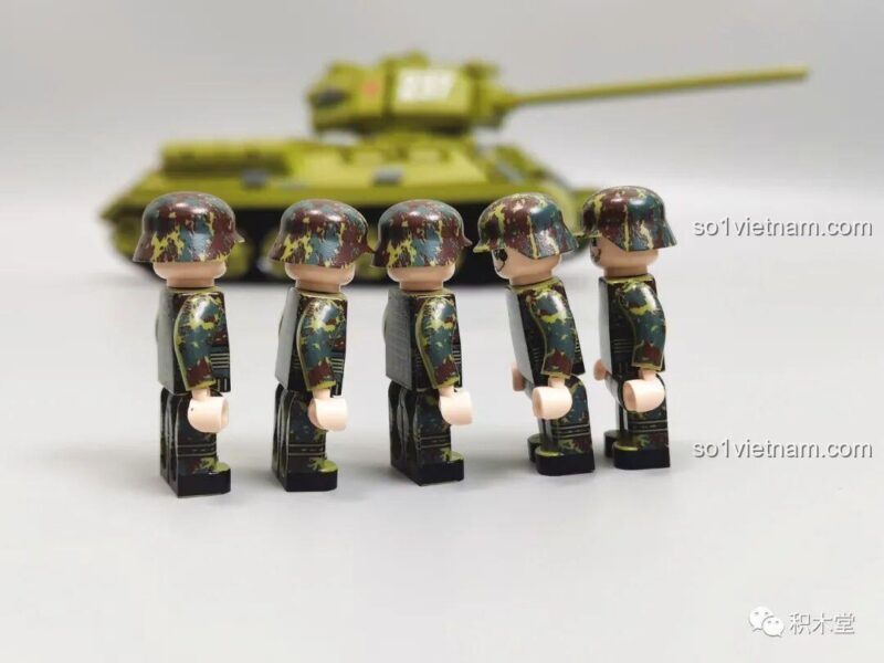 Mô hình xe tăng T-34 hoàn thiện cùng các phụ kiện và động cơ rời.