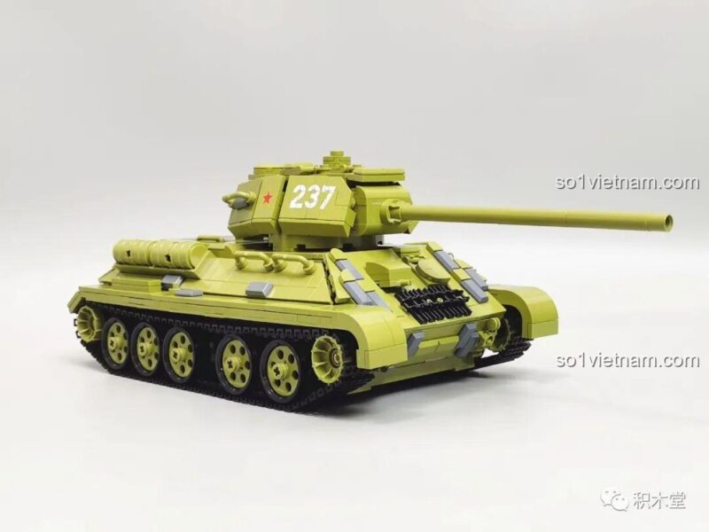 Cận cảnh chi tiết in trên thân và mũ của minifigure trong bộ Xe tăng Hồng quân Liên Xô Panlos Brick.