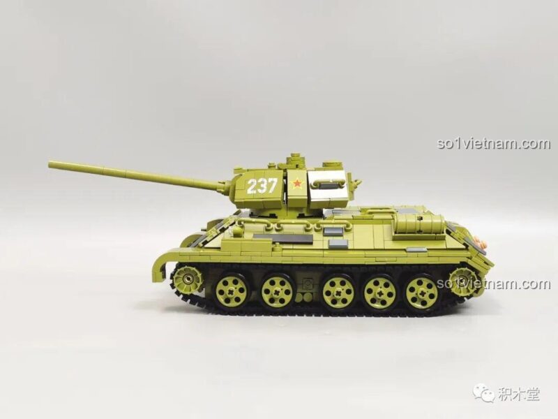 Mô hình xe tăng T-34 Panlos Brick nhìn từ cạnh bên, khoe trọn chiều dài 37cm.