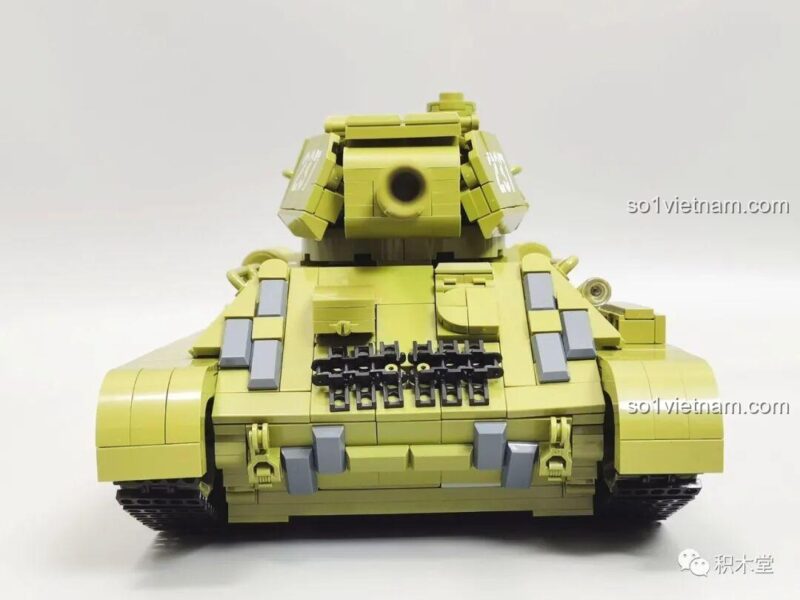 Cận cảnh một minifigure với mũ và trang phục rằn ri chi tiết của bộ lắp ráp Biểu tượng Thế chiến II T-34.