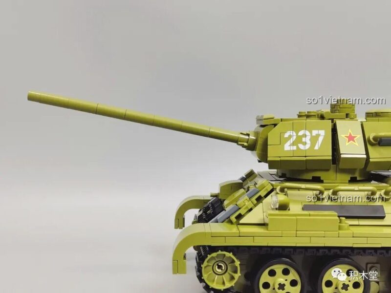 Mặt trước của bộ lắp ghép Huyền thoại T-34 Panlos Brick, nổi bật với lớp giáp nghiêng đặc trưng.