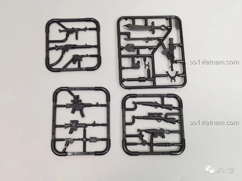 Mặt sau của 5 minifigures trong bộ đồ chơi xây dựng Xe tăng hạng trung T-34 của Liên Xô.