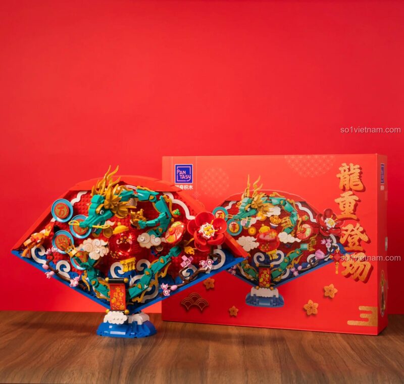 Hai mô hình Quạt Rồng Đón Xuân 3D Pantasy 18010 cùng hộp sản phẩm, thể hiện sự sang trọng, Rồng Vàng May Mắn, có đèn LED, món quà đáng tiền cho bé 6 tuổi.