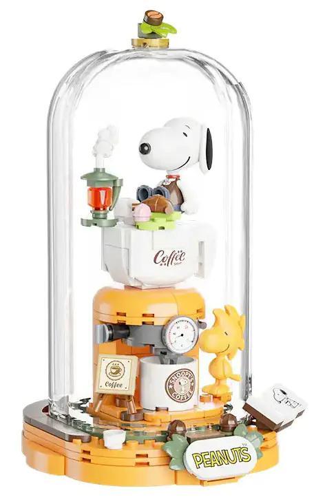 Mô hình Snoopy Coffee Time Pantasy 86903 với Snoopy và Woodstock trong lồng kính, máy pha cà phê, sách truyện, màu vàng chủ đạo, đồ chơi lắp ghép cho bé 6 tuổi