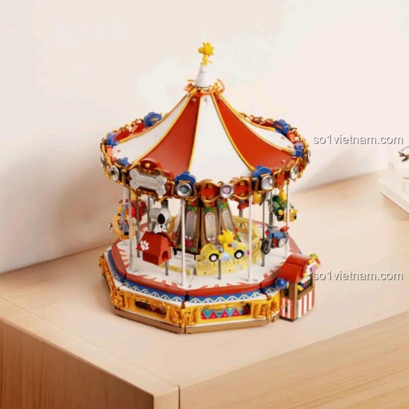 Mô hình công viên giải trí Peanuts Pantasy 86904 được trưng bày trên bàn, một món đồ trang trí độc đáo và sáng tạo.