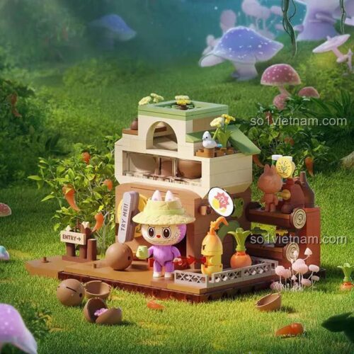 Mô hình LABUBU Pop Mart đang chăm sóc cây trong bộ xếp hình P10005 Căn Cứ Bí Mật Trong Rừng, chất lượng cao.