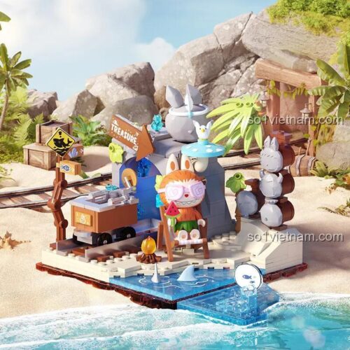 Ảnh chụp thực tế đồ chơi xếp hình POP MART P10008. Mô hình Cảnh săn tìm kho báu của Labubu được đặt trên nền cát và đá, tạo cảm giác chân thực. Giá tốt cho một bộ đồ chơi sưu tầm chất lượng.
