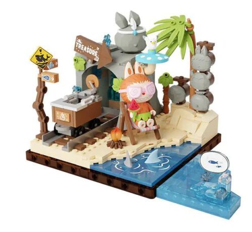 Ảnh chụp bộ lắp ghép Labubu Săn Kho Báu Bờ Biển P10008 của POP MART. Mô hình gồm nhân vật Labubu đang ngồi thư giãn trên ghế, bên cạnh là xe goòng trên đường ray và cảnh biển. Đồ chơi cho con gái 15 tuổi.