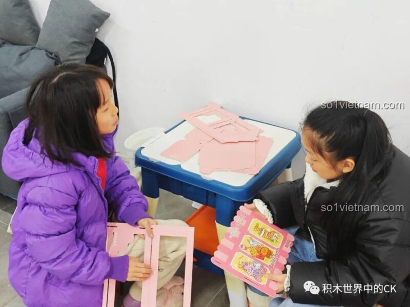 Toàn bộ 21 mô hình được trưng bày trên kệ, tạo thành một cửa hàng ẩm thực mini QMAN 35018.