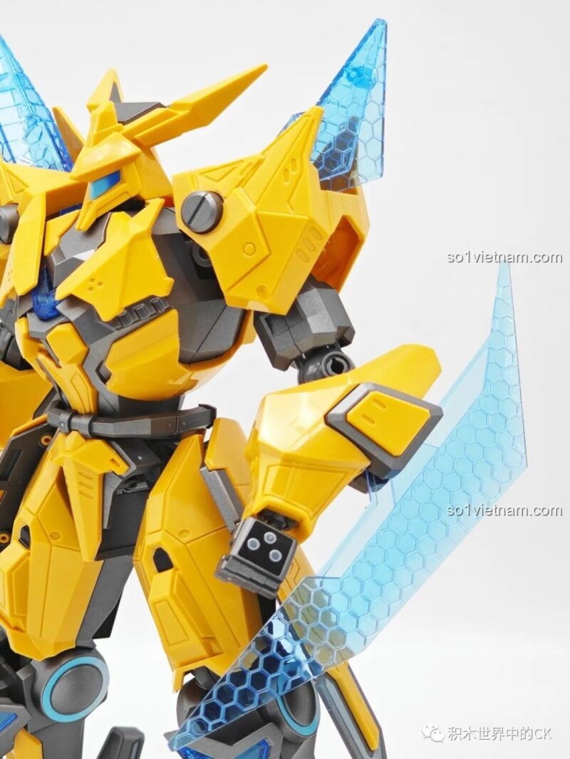 Cận cảnh cánh tay và vũ khí của mô hình lắp ráp Mecha Bão Kim Loại 78006.