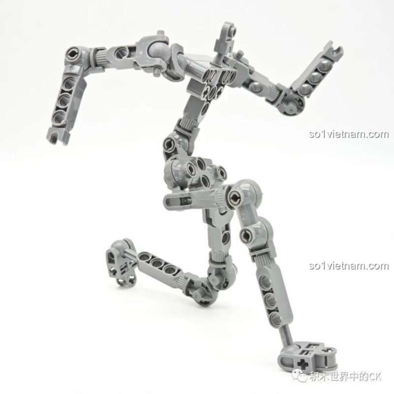 Một tư thế khác của khung xương figure lắp ráp Mecha Bão Kim Loại.