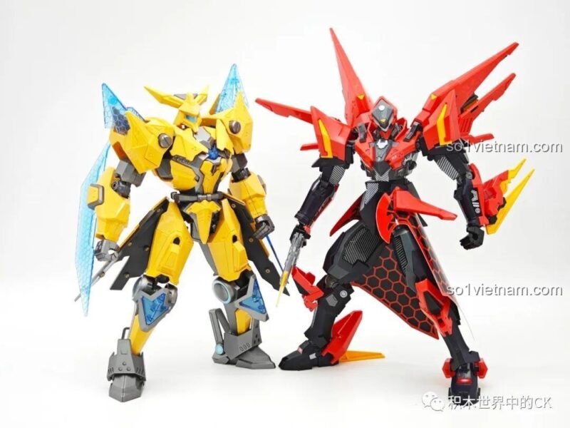 So sánh kích thước Mặc Tử Bão Kim Loại QMAN với một mô hình mecha khác.