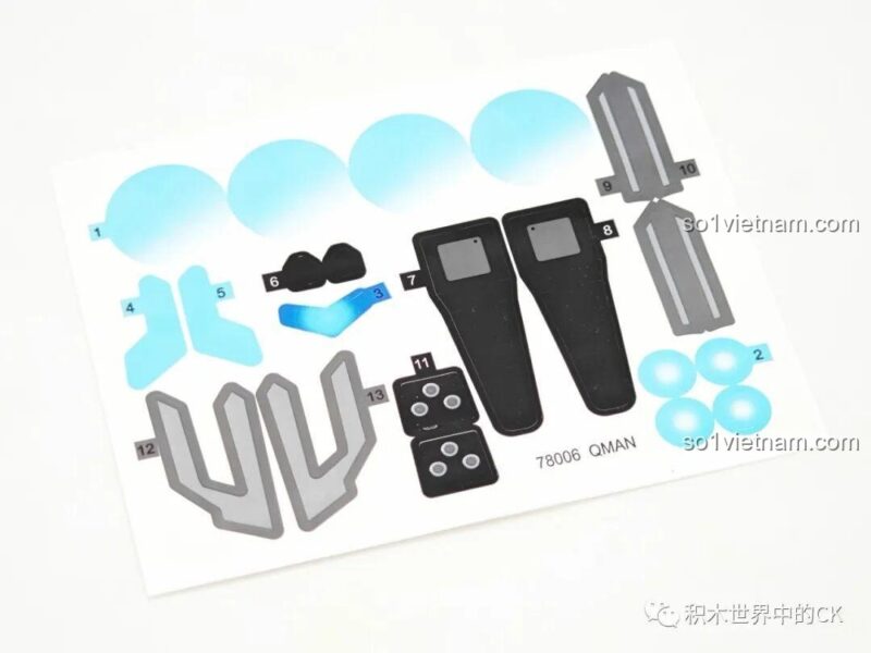 Tấm sticker đi kèm để trang trí cho figure lắp ráp Mecha Bão Kim Loại thêm sinh động.