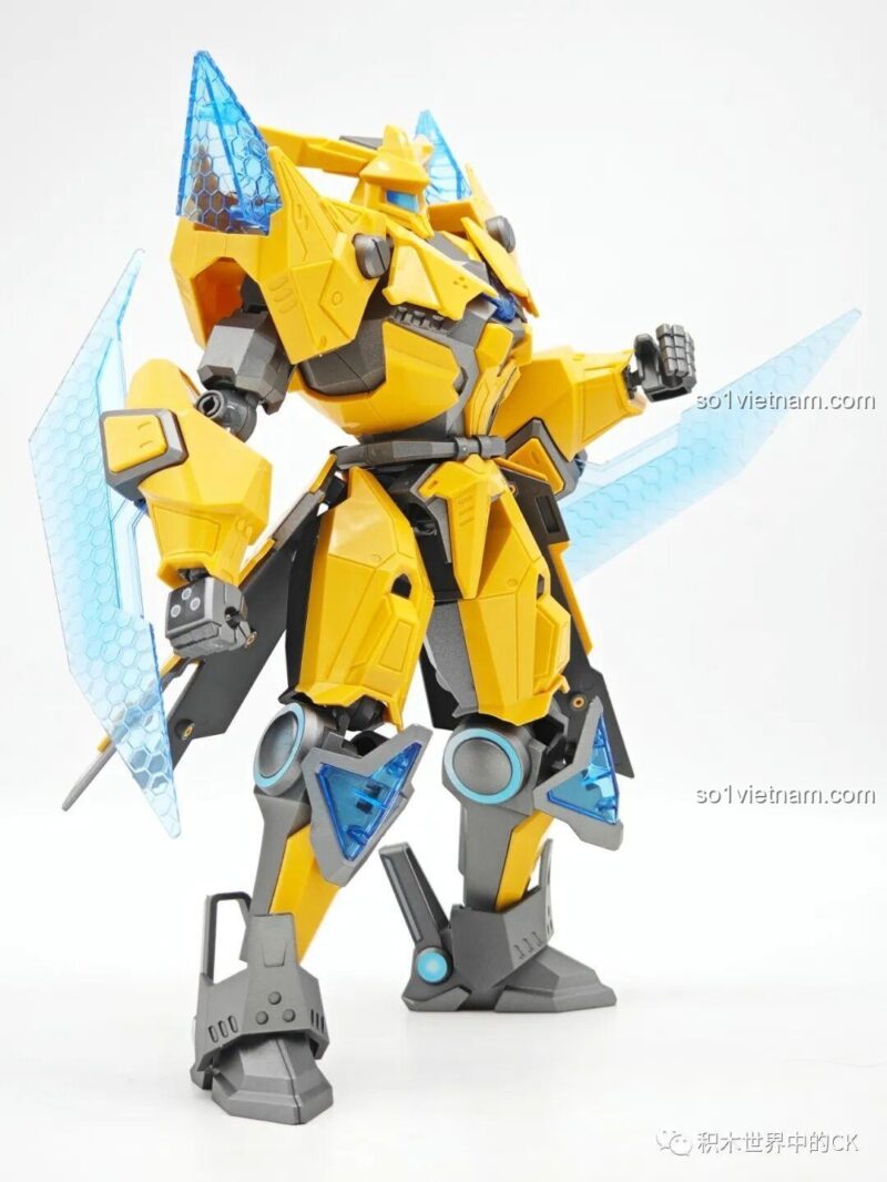 Một tư thế tấn công khác của figure lắp ráp Mecha Bão Kim Loại.