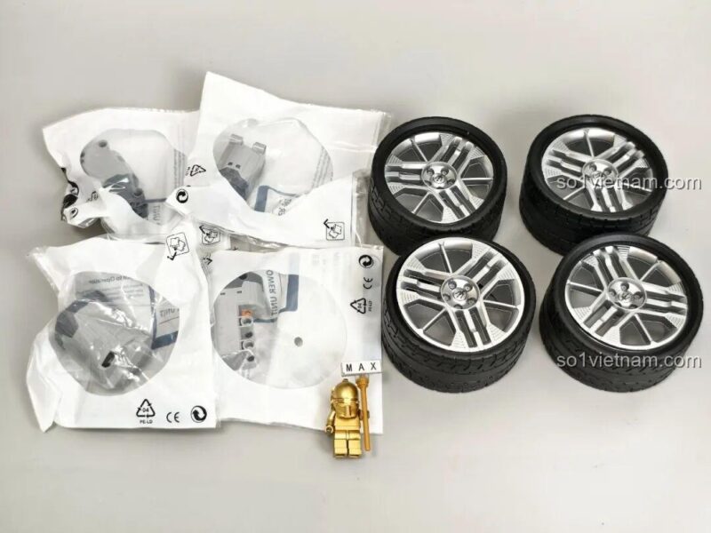 Nội dung hộp bộ lắp ghép Reobrix 11010 Maserati GranTurismo, các gói chi tiết được sắp xếp gọn gàng, đồ chơi mô hình chất lượng cao.