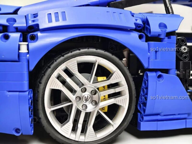 Chi tiết đèn hậu của bộ lắp ghép Reobrix 11010 Maserati GranTurismo, thiết kế độc đáo, mô hình xe thể thao tỉ lệ 1:8.