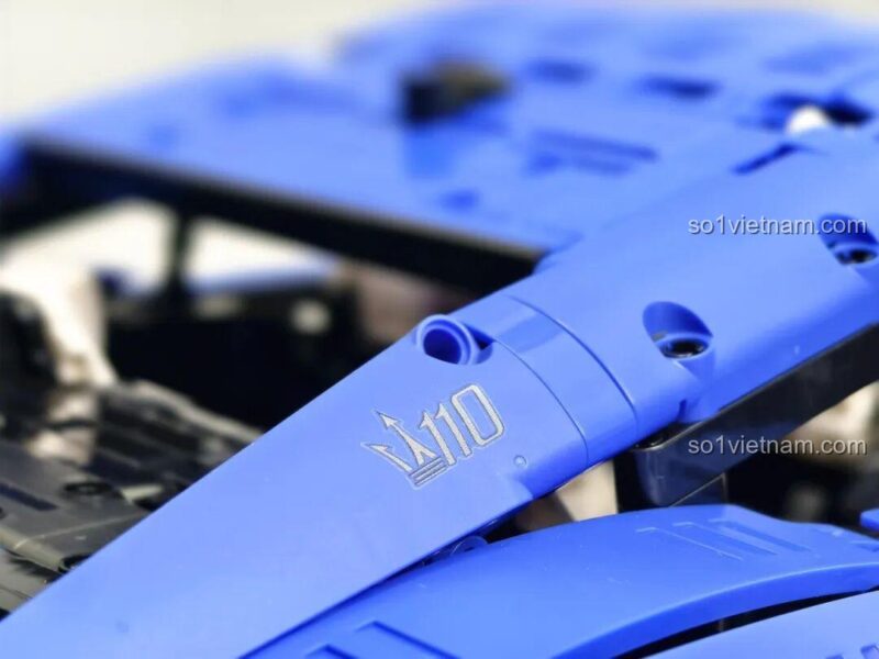Biển số Folgore in trên bộ lắp ghép Reobrix 11010 Maserati GranTurismo, chi tiết chân thực, đồ chơi mô hình 5480 mảnh.