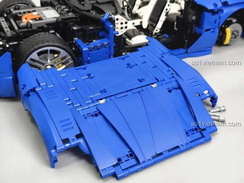 Các tấm lắp ráp nắp capo của bộ lắp ghép Reobrix 11010 Maserati GranTurismo, có thể tháo rời để thay đổi màu sắc, đồ chơi mô hình chất lượng cao.