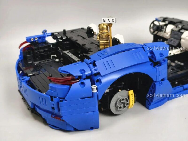Quá trình lắp ráp các tấm vỏ ngoài của bộ lắp ghép Reobrix 11010 Maserati GranTurismo, thể hiện cấu trúc chắc chắn, đồ chơi mô hình 5480 chi tiết.
