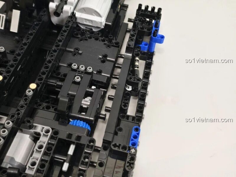 Các chốt Technic và thanh nối của bộ lắp ghép Reobrix 11010 Maserati GranTurismo, tạo nên khung gầm siêu chắc chắn, đồ chơi mô hình 5480 mảnh.