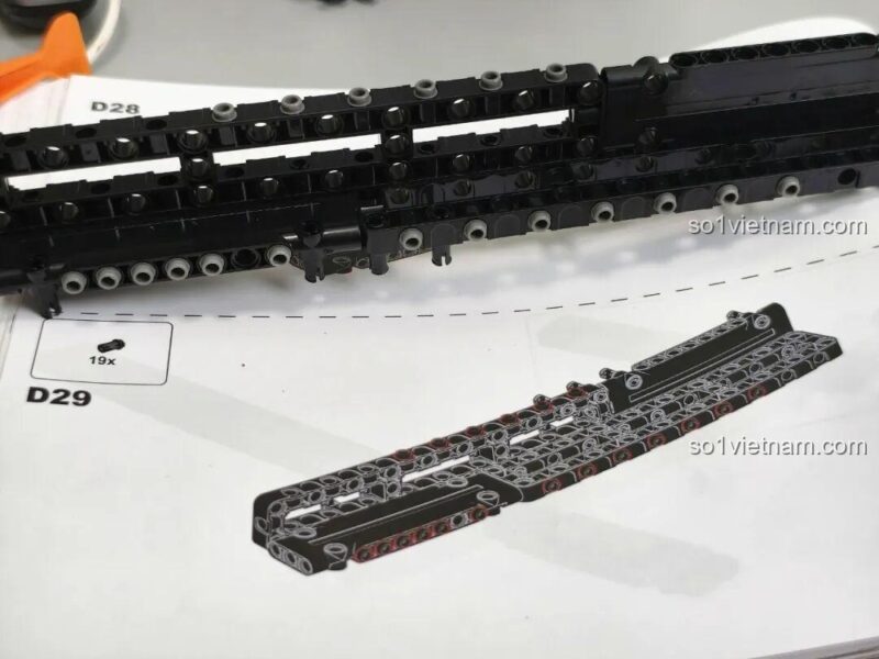Hệ thống treo trước của bộ lắp ghép Reobrix 11010 Maserati GranTurismo, mô phỏng chân thực cơ cấu hoạt động của siêu xe, chất lượng cao.