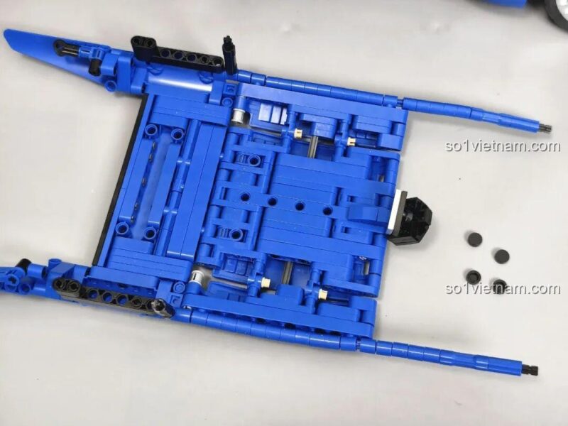 Phần gầm xe của bộ lắp ghép Reobrix 11010 Maserati GranTurismo, cấu trúc chắc chắn với nhiều chốt Technic, mô hình xe thể thao tỉ lệ 1:8.