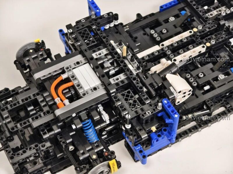 Cấu trúc phía trước dày đặc của bộ lắp ghép Reobrix 11010 Maserati GranTurismo, đảm bảo sự vững chắc và chi tiết cao cho mô hình xe thể thao.