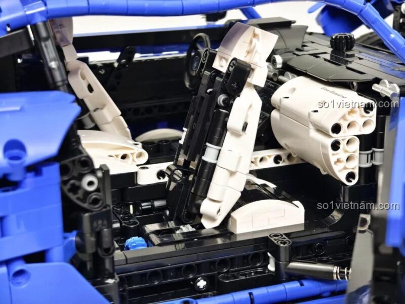 Nắp sau của bộ lắp ghép Reobrix 11010 Maserati GranTurismo với logo 110, kỷ niệm 110 năm thành lập hãng, đồ chơi mô hình 5480 chi tiết.