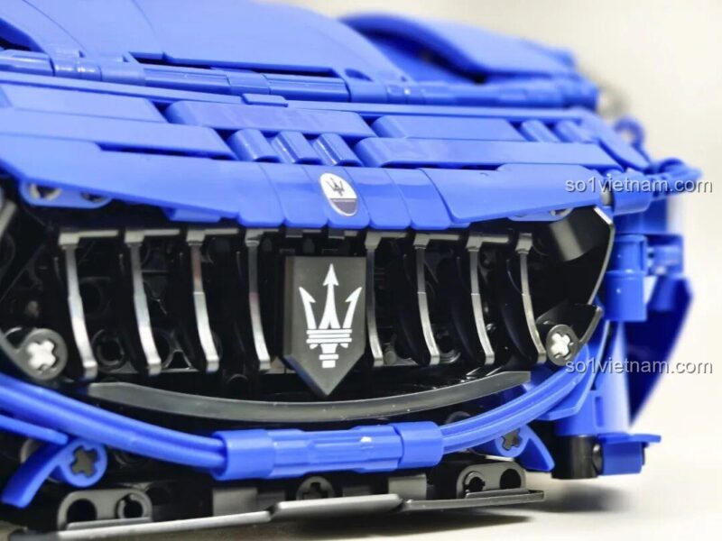 Chi tiết lưới tản nhiệt và logo Maserati trên bộ lắp ghép Reobrix 11010 Maserati GranTurismo, thiết kế tinh xảo, mô hình xe thể thao.