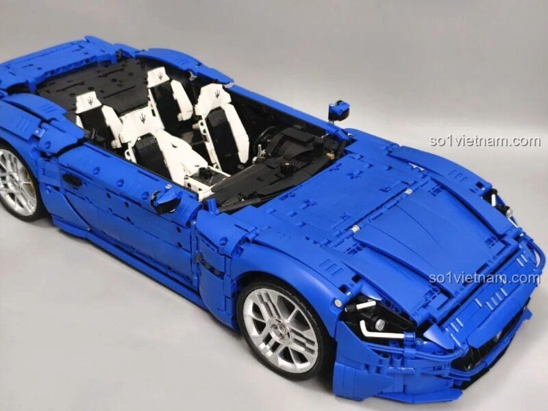 Mặt trước hoàn thiện của bộ lắp ghép Reobrix 11010 Maserati GranTurismo, thể hiện lưới tản nhiệt và đèn pha chi tiết, đồ chơi mô hình 5480 chi tiết.