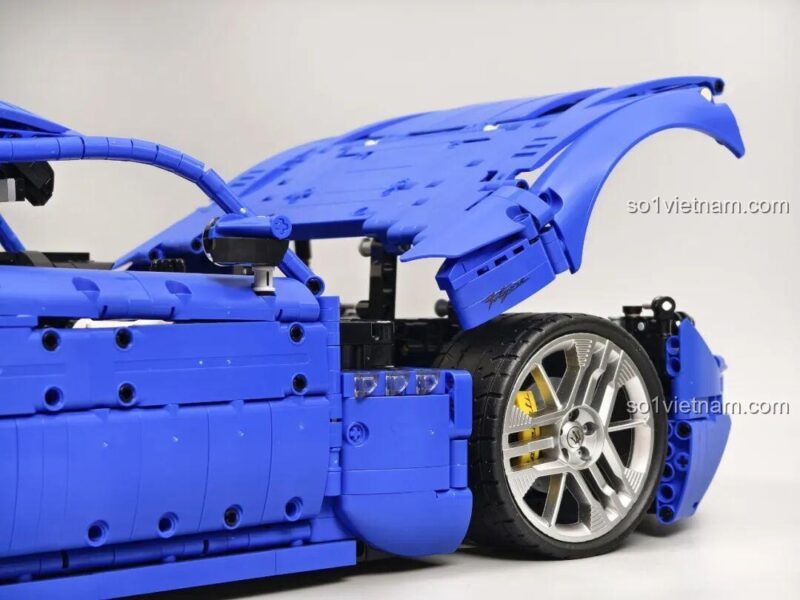 Chi tiết nội thất bộ lắp ghép Reobrix 11010 Maserati GranTurismo, có chữ GranTurismo, thể hiện sự tinh xảo của đồ chơi mô hình.