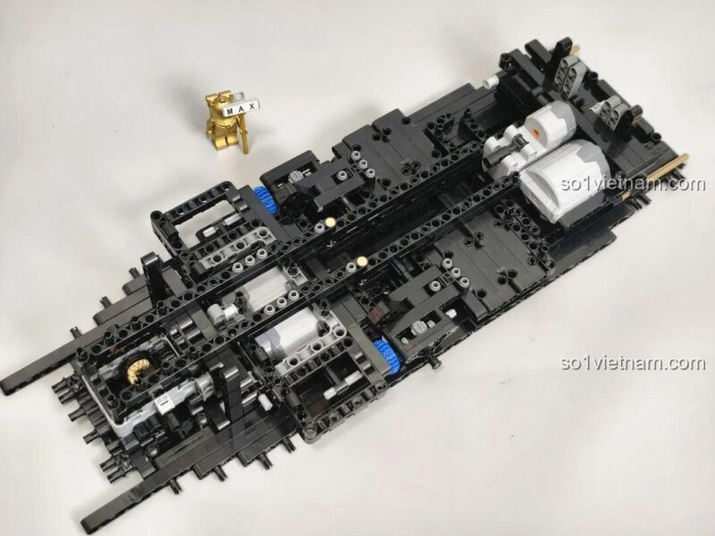 Trang hướng dẫn lắp ráp bộ lắp ghép Reobrix 11010 Maserati GranTurismo có lỗi nhỏ về tỉ lệ, nhưng không ảnh hưởng đến việc hoàn thành mô hình.