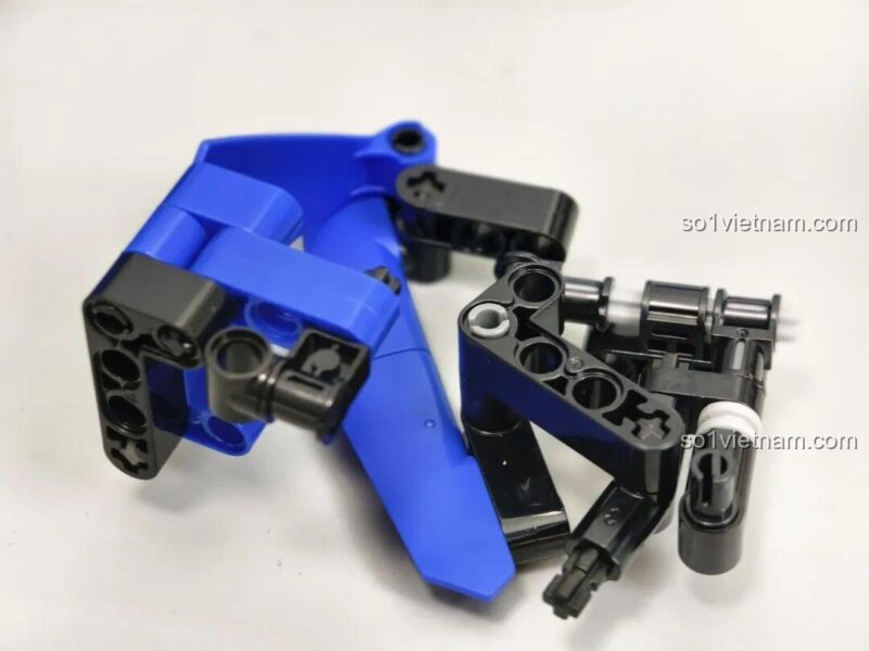 Phần đầu xe của bộ lắp ghép Reobrix 11010 Maserati GranTurismo đang được hoàn thiện, thể hiện sự phức tạp và chi tiết của đồ chơi mô hình.