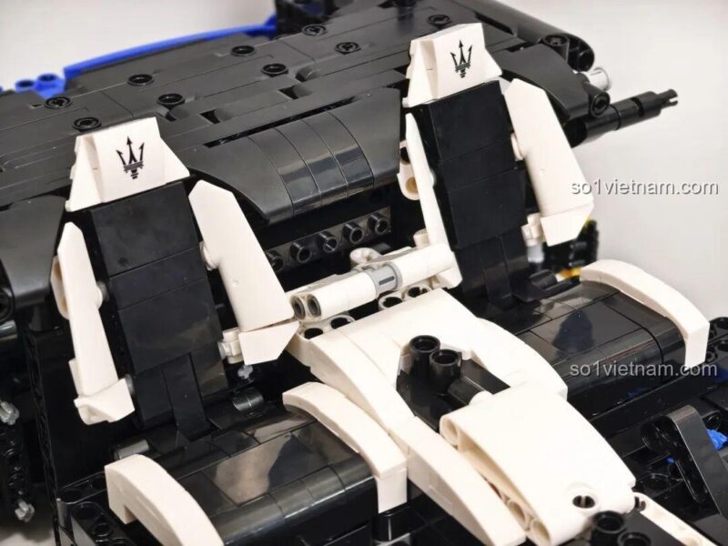 Tựa đầu ghế in logo Maserati, chi tiết cao cấp trong bộ lắp ghép Reobrix 11010 Maserati GranTurismo, mô hình xe thể thao đẳng cấp.