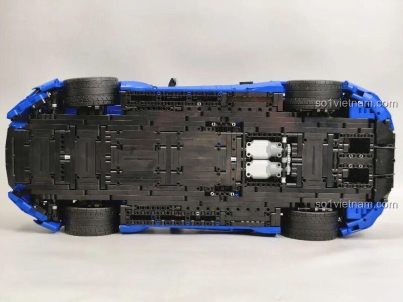 Mô hình xe Maserati GranTurismo Reobrix 11010 hoàn thiện, nhìn từ dưới lên, thể hiện khung gầm chắc chắn, đồ chơi mô hình chất lượng cao.