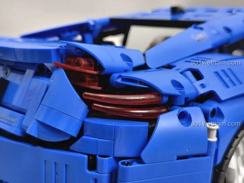 Cánh gió sau có thể điều chỉnh của bộ lắp ghép Reobrix 11010 Maserati GranTurismo, tăng tính năng động cho mô hình xe thể thao.