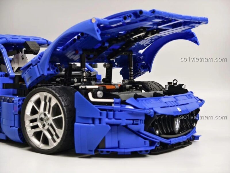 Chi tiết khoang động cơ của bộ lắp ghép Reobrix 11010 Maserati GranTurismo, với các bộ phận mô phỏng, đồ chơi mô hình 5480 chi tiết.