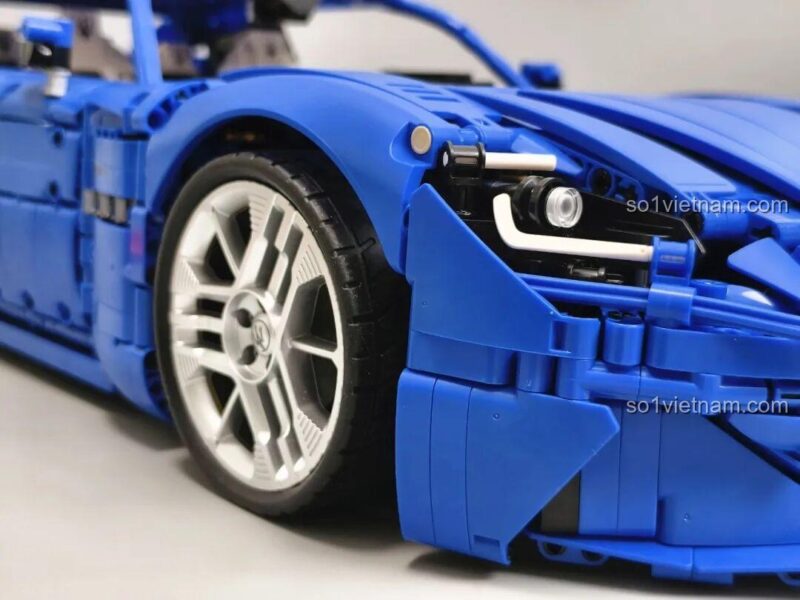Chi tiết đèn pha và đèn chạy ban ngày của bộ lắp ghép Reobrix 11010 Maserati GranTurismo, mô phỏng chân thực xe thật, đồ chơi mô hình 5480 mảnh.
