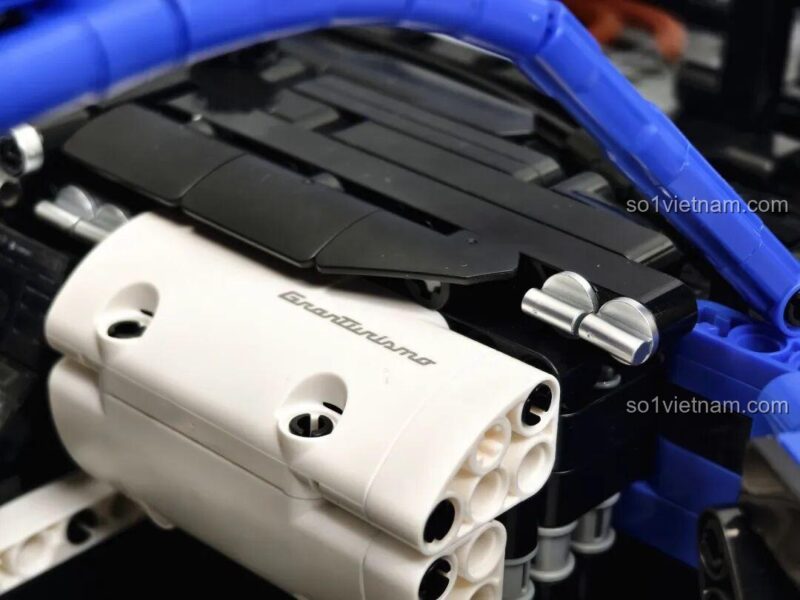 Chi tiết bánh xe đúc tỉ lệ 1:1 của bộ lắp ghép Reobrix 11010 Maserati GranTurismo, tăng tính chân thực cho mô hình xe thể thao.