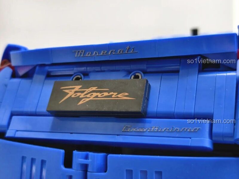 Cốp sau mở của bộ lắp ghép Reobrix 11010 Maserati GranTurismo, lộ ra không gian chứa đồ, đồ chơi mô hình 5480 chi tiết.